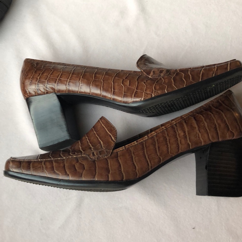 Easy Spirit 9W crocodile pumps
